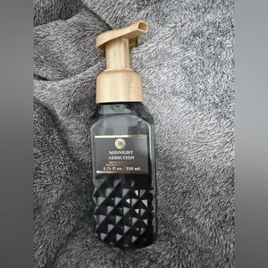 Midnight Addiction Foaming Soap Bottle - Black & Gold
